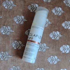 OLAPLEX No.9 Bond Protector in White and Black